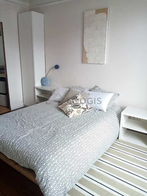 Chambre avec du parquet au sol