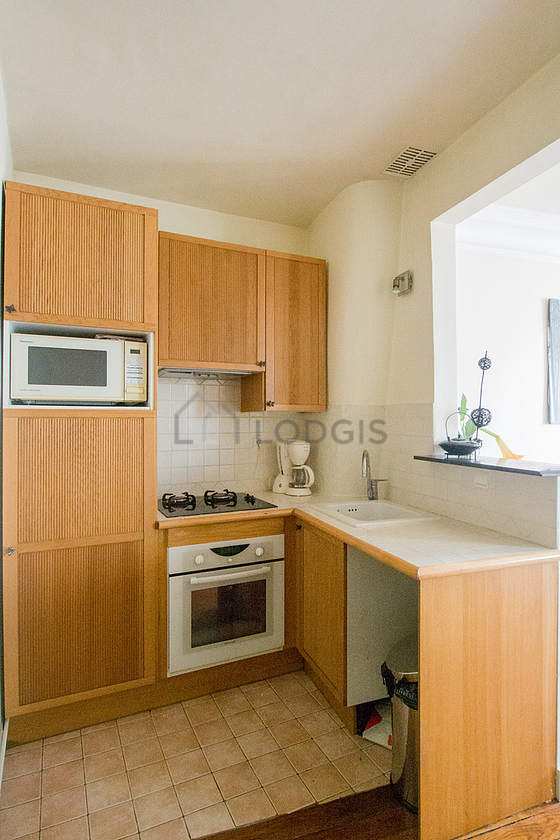 Cuisine équipée de lave vaisselle, plaques de cuisson, réfrigerateur, freezer