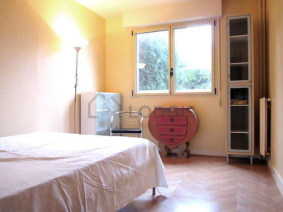 Chambre avec fenêtres double vitrage donnant sur jardin