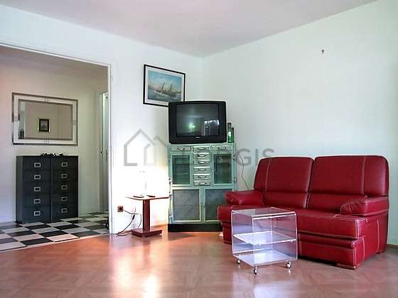 Quiet living room furnished with 1 sofabed(s) of 140cm, tv, storage space, 4 chair(s)