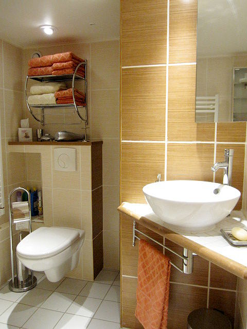 Salle de bain équipée de serviettes de bain