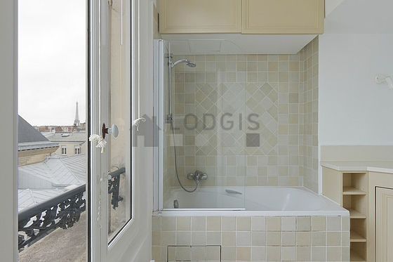 Salle de bain équipée de lave linge, serviettes de bain