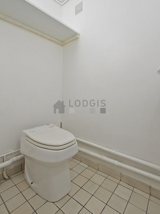 Toilettes indépendantes de la salle d'eau