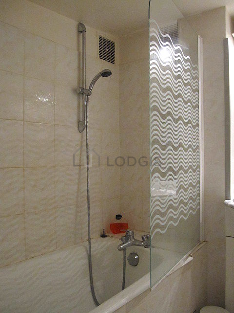 Salle de bain avec du carrelage au sol