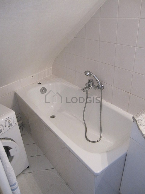 Salle de bain avec du carrelage au sol