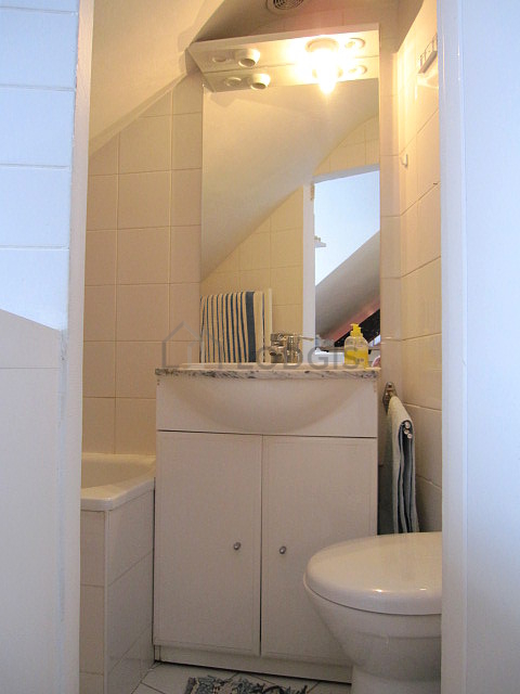 Salle de bain équipée de lave linge, serviettes de bain