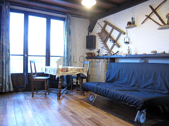 Very bright living room furnished with 2 chair(s)