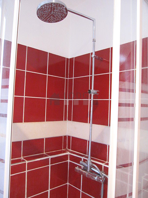 Salle de bain équipée de lave linge, serviettes de bain