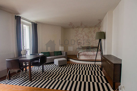 Séjour très calme équipé de 1 lit(s) de 140cm, canapé, table basse, penderie