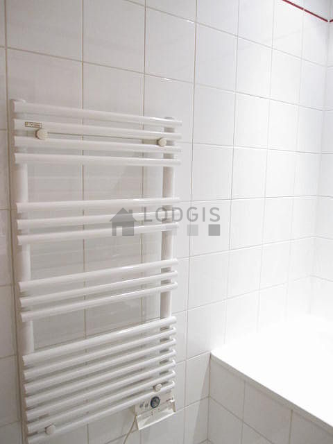 Belle salle de bain avec du carrelage au sol