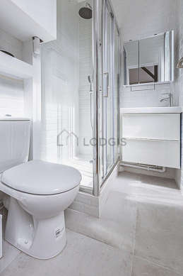 Salle de bain claire avec fenêtres et du carrelageau sol