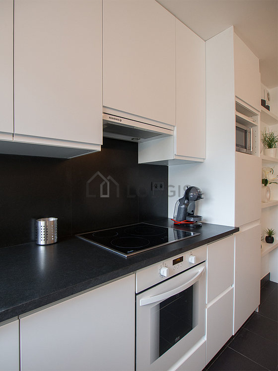 Cuisine équipée de lave linge, réfrigerateur, hotte, vaisselle