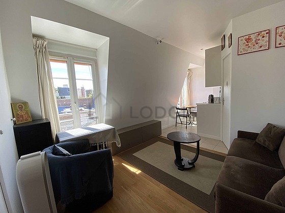 Salon avec du parquet au sol