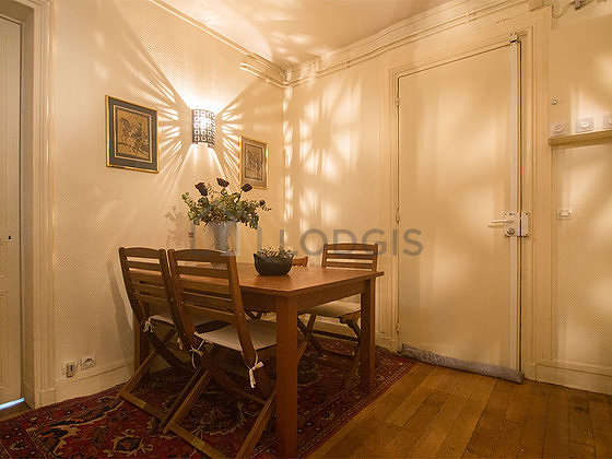 Beautiful entrance with woodenfloor and equipped with 4 chair(s)