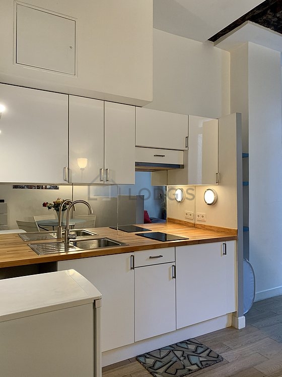 Belle cuisine de 2m² avec du parquet au sol