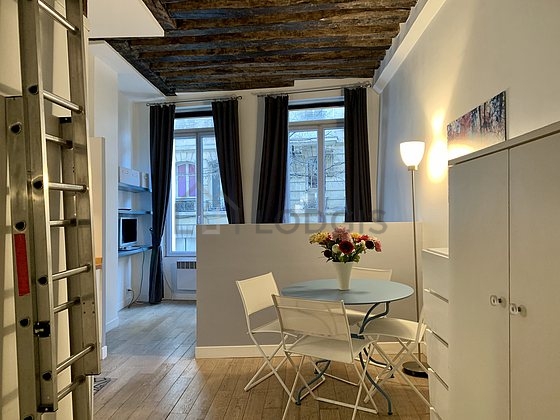Séjour calme équipé de 1 lit(s) de 140cm, télé, penderie, 4 chaise(s)