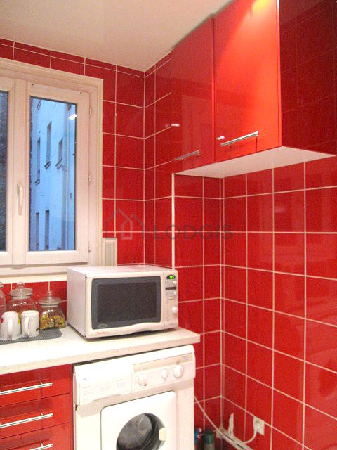 Cusine lumineuse avec fenêtres double vitrage donnant sur cour
