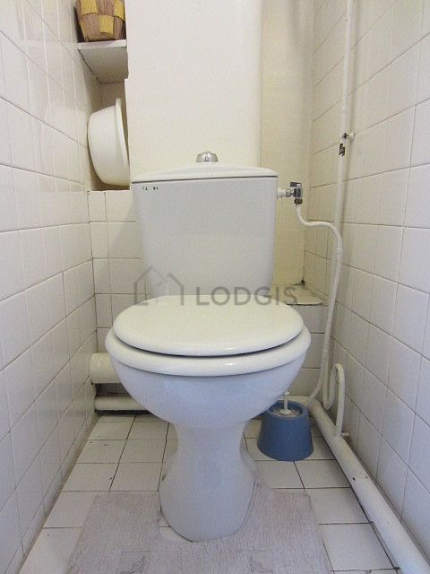 Salle de bain avec du carrelage au sol
