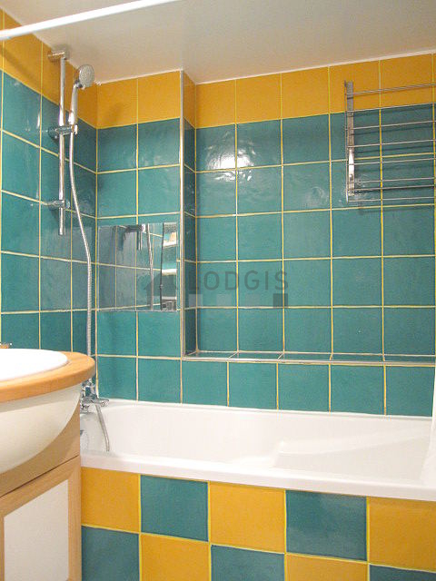 Salle de bain équipée de serviettes de bain