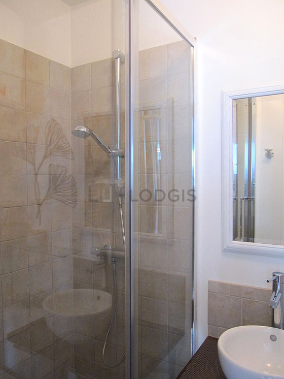 Belle salle de bain avec du linoleum au sol