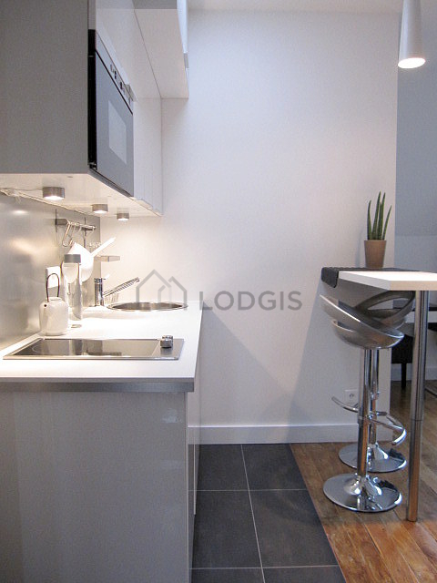 Cuisine dînatoire pour 2 personne(s) équipée de lave linge, réfrigerateur, freezer, vaisselle