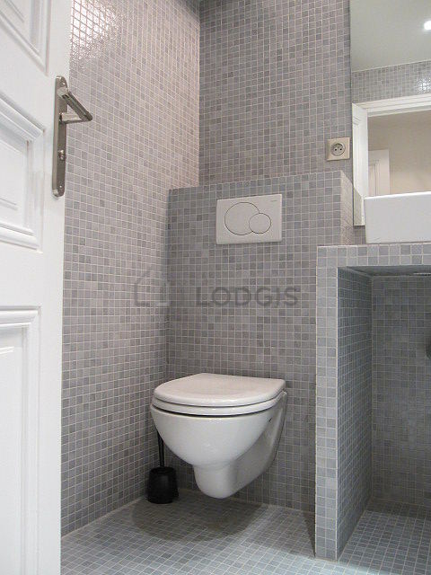 Belle salle de bain claire avec du carrelage au sol