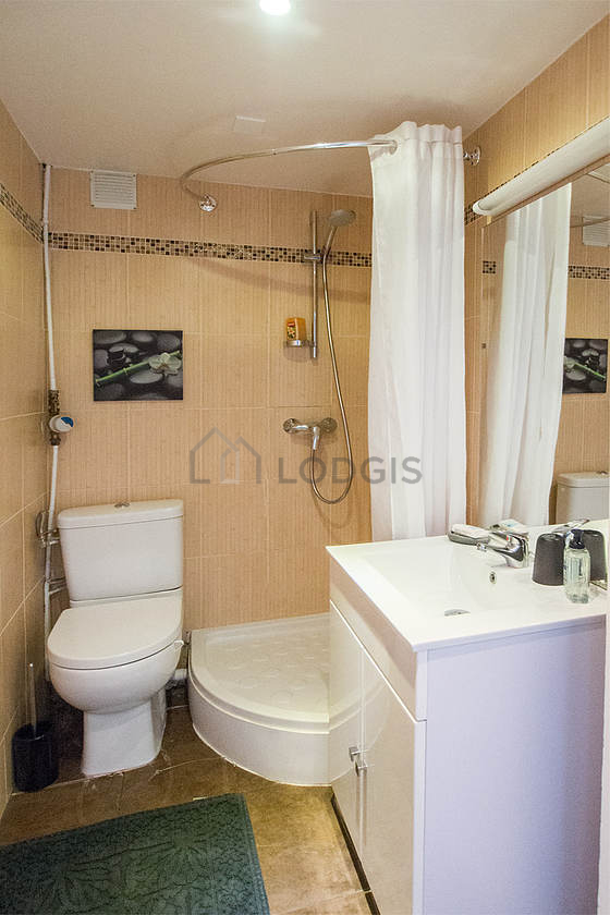 Belle salle de bain avec du carrelage au sol