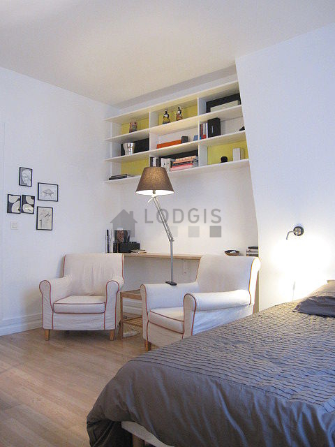 Beautiful, very quiet and very bright sitting room of an apartment in Paris