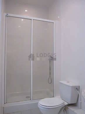 Belle salle de bain très claire avec fenêtres et du carrelageau sol