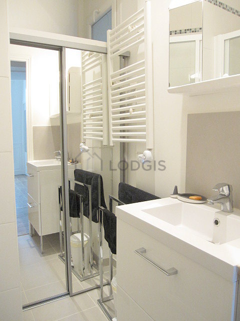 Bathroom equipped with bath towels
