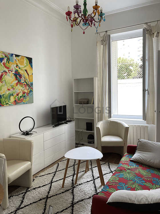 Séjour équipé de 1 canapé(s) lit(s) de 120cm, télé, 2 fauteuil(s), 5 chaise(s)