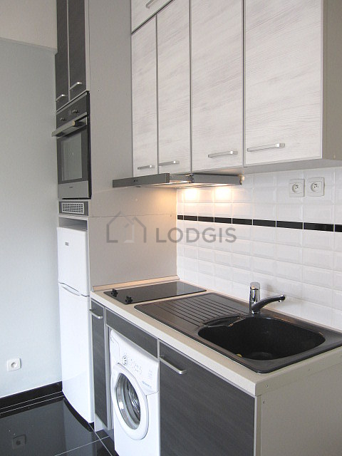 Cuisine équipée de lave linge, réfrigerateur, hotte, vaisselle