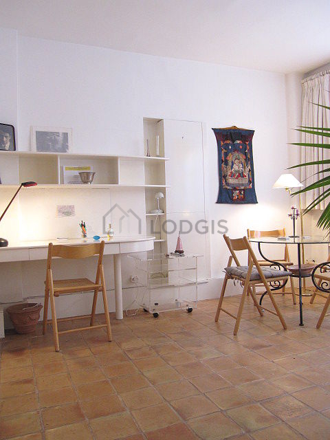 Beautiful, very quiet and bright sitting room of an apartment in Paris
