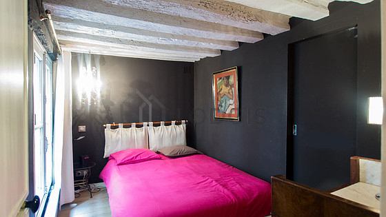 Chambre avec fenêtres double vitrage donnant sur cour