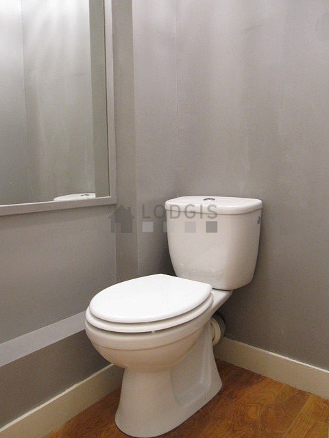 Toilettes indépendantes de la salle d'eau
