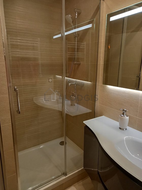 Salle de bain équipée de lave linge, serviettes de bain