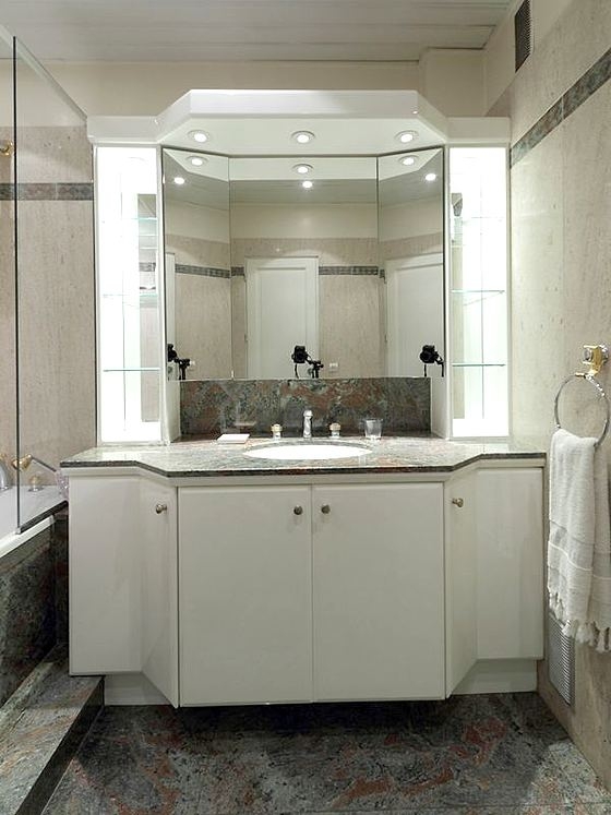 Bathroom equipped with washing machine, dryer, bath towels