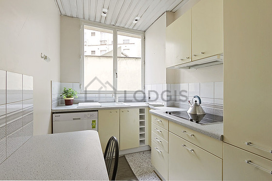 Belle cuisine avec du carrelage au sol