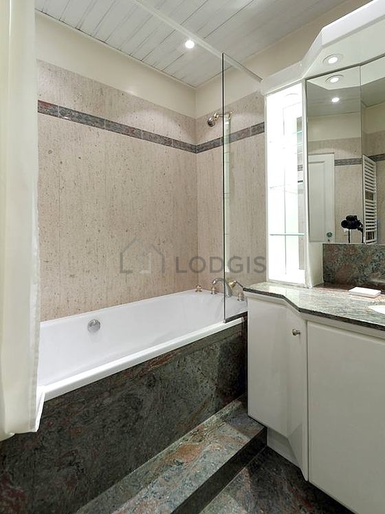 Belle salle de bain avec du marbre au sol