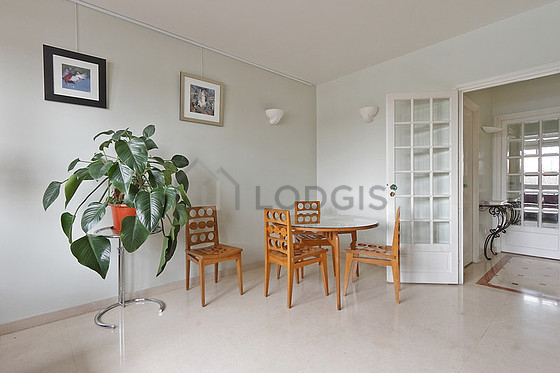Séjour calme équipé de 1 canapé(s) lit(s) de 90cm, table à manger, 1 chaise(s)