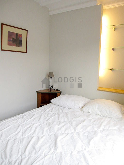 Chambre avec du parquet au sol
