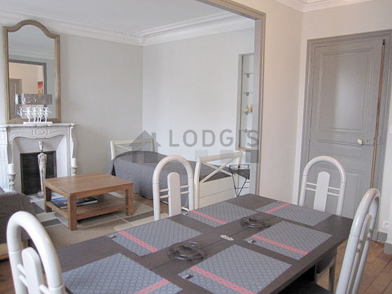 Séjour avec fenêtres double vitrage et balcon donnant sur rue