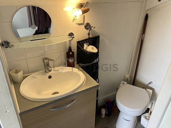 Salle de bain avec du linoleum au sol