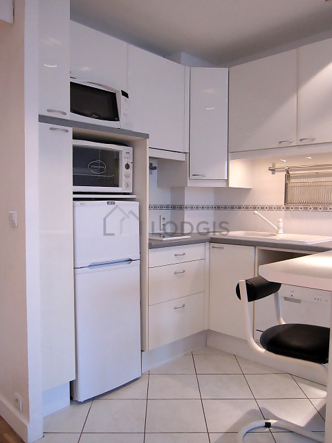 Cuisine dînatoire pour 2 personne(s) équipée de lave vaisselle, plaques de cuisson, réfrigerateur, hotte