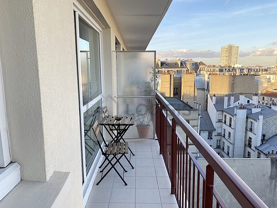 Salon avec du parquet au sol