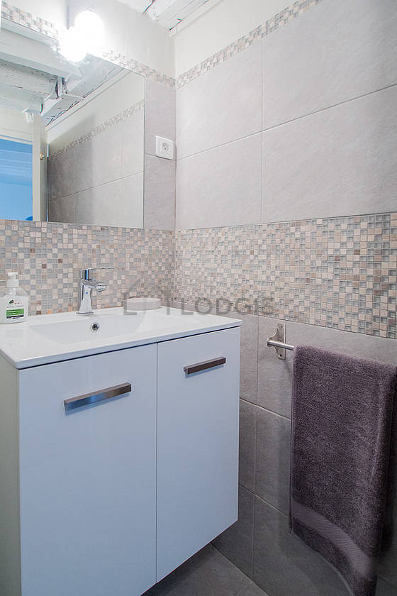 Salle de bain avec du carrelage au sol