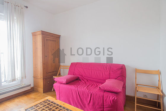 Séjour équipé de 1 futon(s) de 130cm, télé, lecteur de dvd, penderie