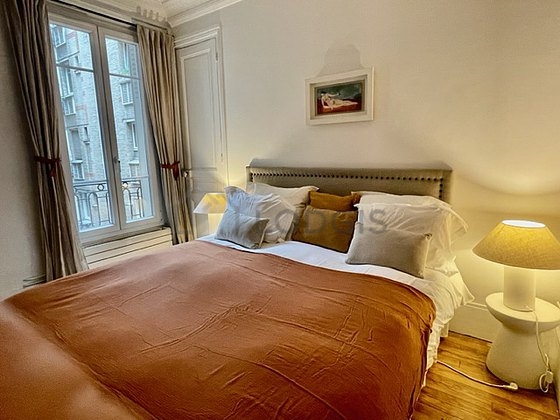 Chambre avec du parquet au sol