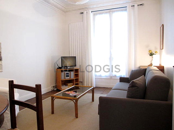 Séjour très calme équipé de 1 canapé(s) lit(s) de 140cm, télé, chaine hifi, 1 fauteuil(s)