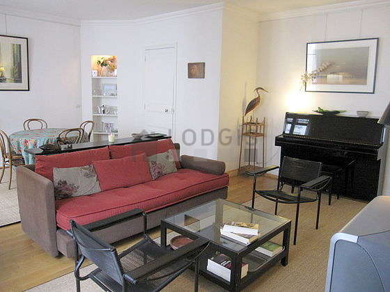 Bright living room furnished with 4 chair(s)